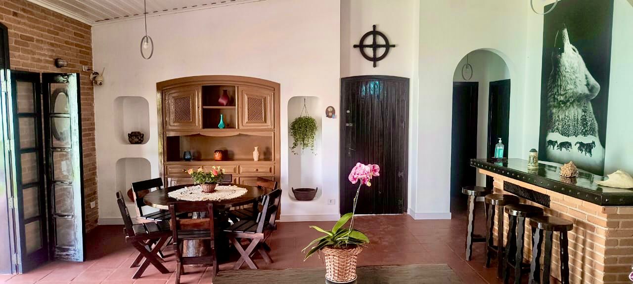 foto da sala pegando o movel d amdeira conhaque.jpeg