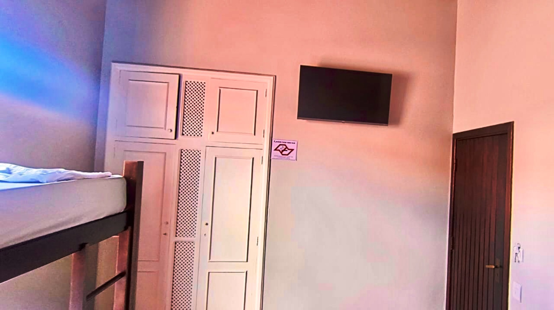 foto suite 3 tv + guarda roupa.jpeg