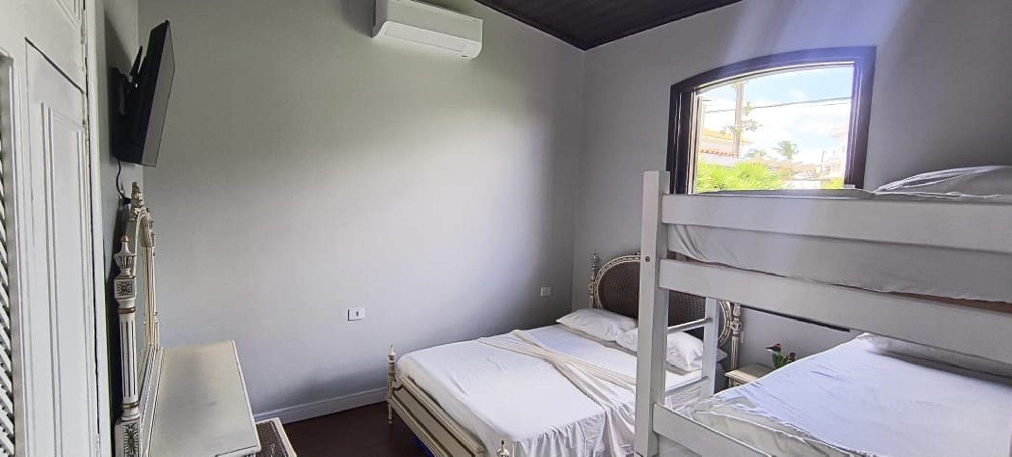 FOTO BELICHE , JANELA , CAMA Q 2.jpeg