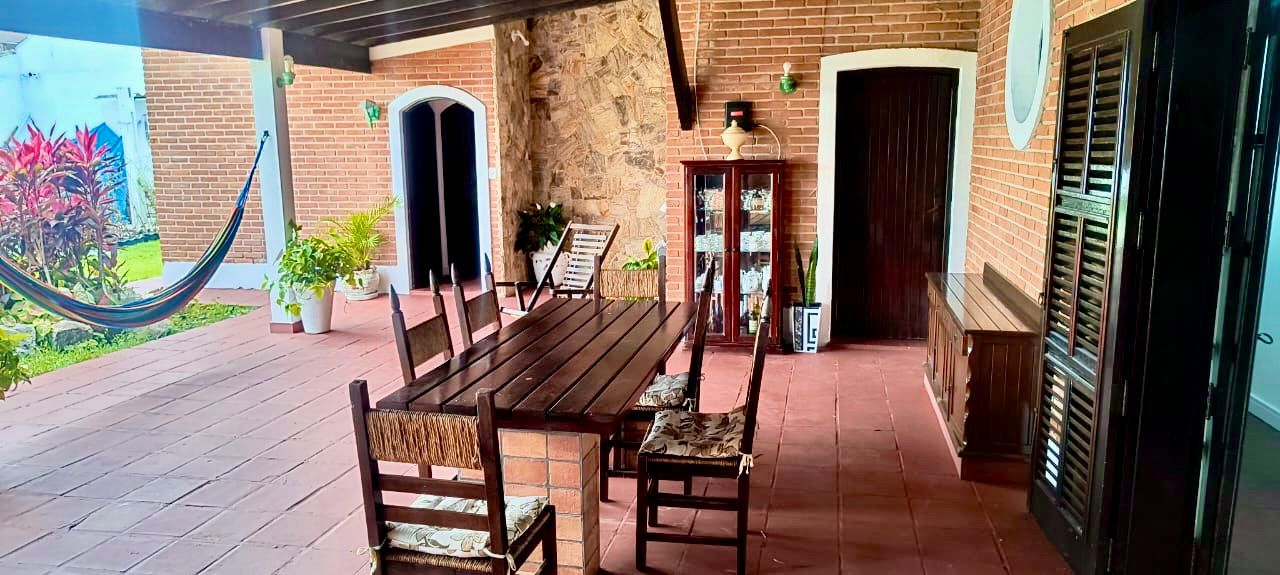 foto cozinha diagonal da coniha de dentro pra cozinha de fora.jpeg