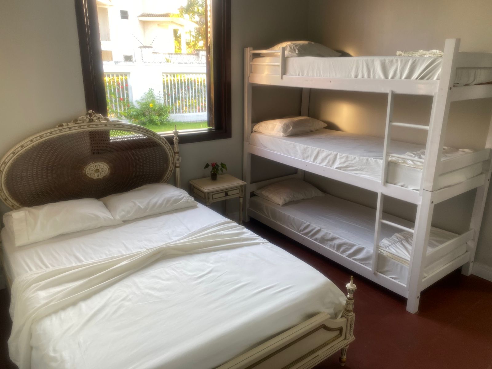 foto jardim de fora frente diagonal frente rua leonor.jpeg